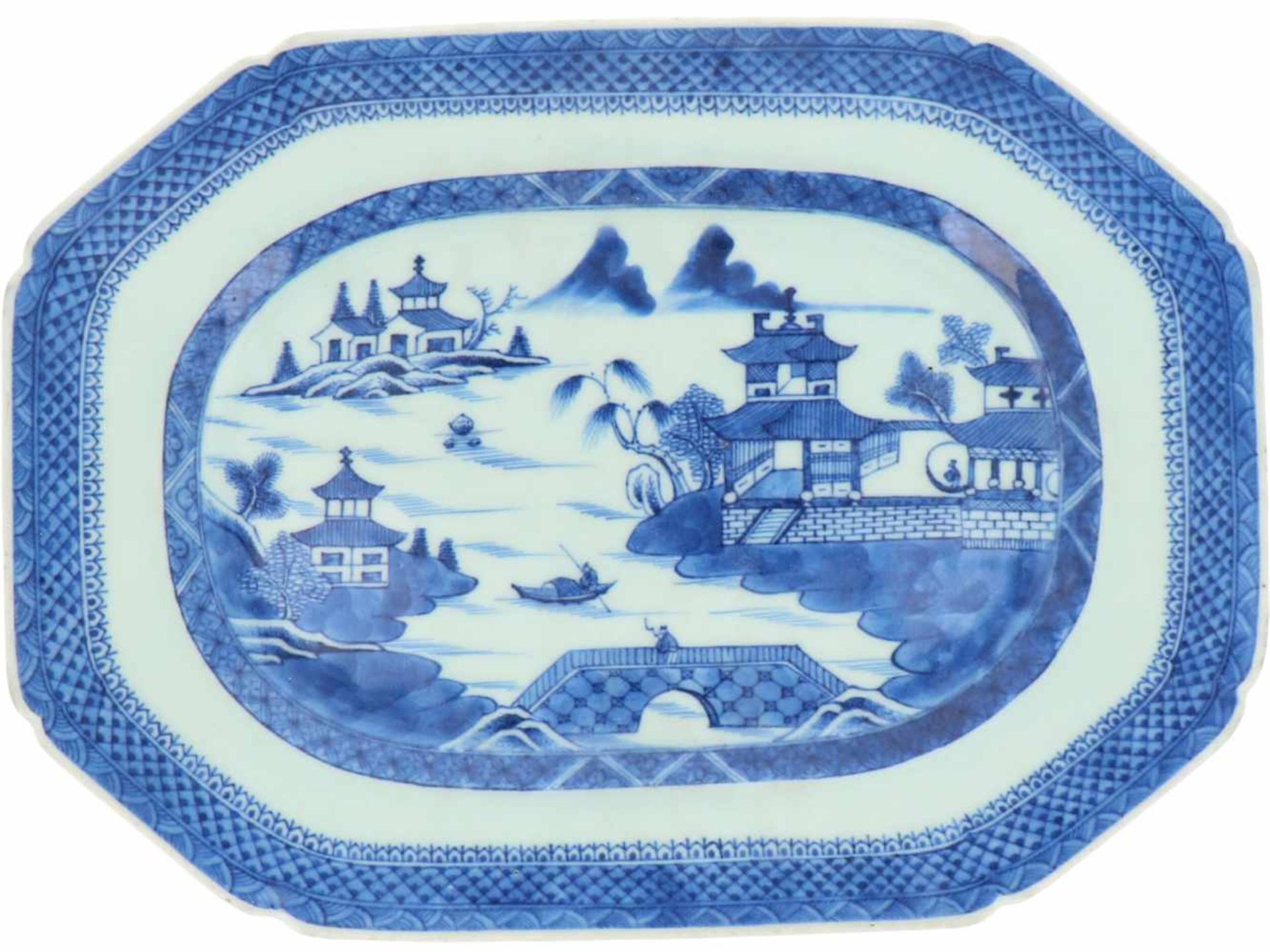 Een porseleinen vleesschaal met landschap decor. China, 18e eeuw.Ø 28,5 cm.A porcelain meat dish