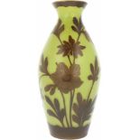 Een groen glazen vaas, toegeschreven aan Johann Loetz (1880-1940).Met bloemmotieven in bruin. Draagt