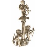 Putti miniatuur zilver.Pilaar met 3 putti met pijl en boog. Nederland, Schoonhoven, La Niki B. v.,