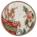 Een porseleinen schaal met floraal decor. Japan, 1e helft 20e eeuw.Afm. 5 x 17,5 cm.A porcelain bowl