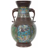 Een grote Chinese Cloisonné vaas met voorstelling van Chimera. Gemerkt met karaktermerk. Eerste