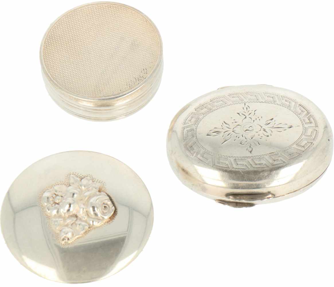 (3) Pillen en pepermunt doosjes zilver.Diverse versieringen. 19e en 20e eeuw, Keurtekens: diverse