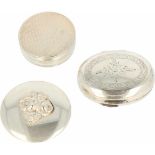 (3) Pillen en pepermunt doosjes zilver.Diverse versieringen. 19e en 20e eeuw, Keurtekens: diverse
