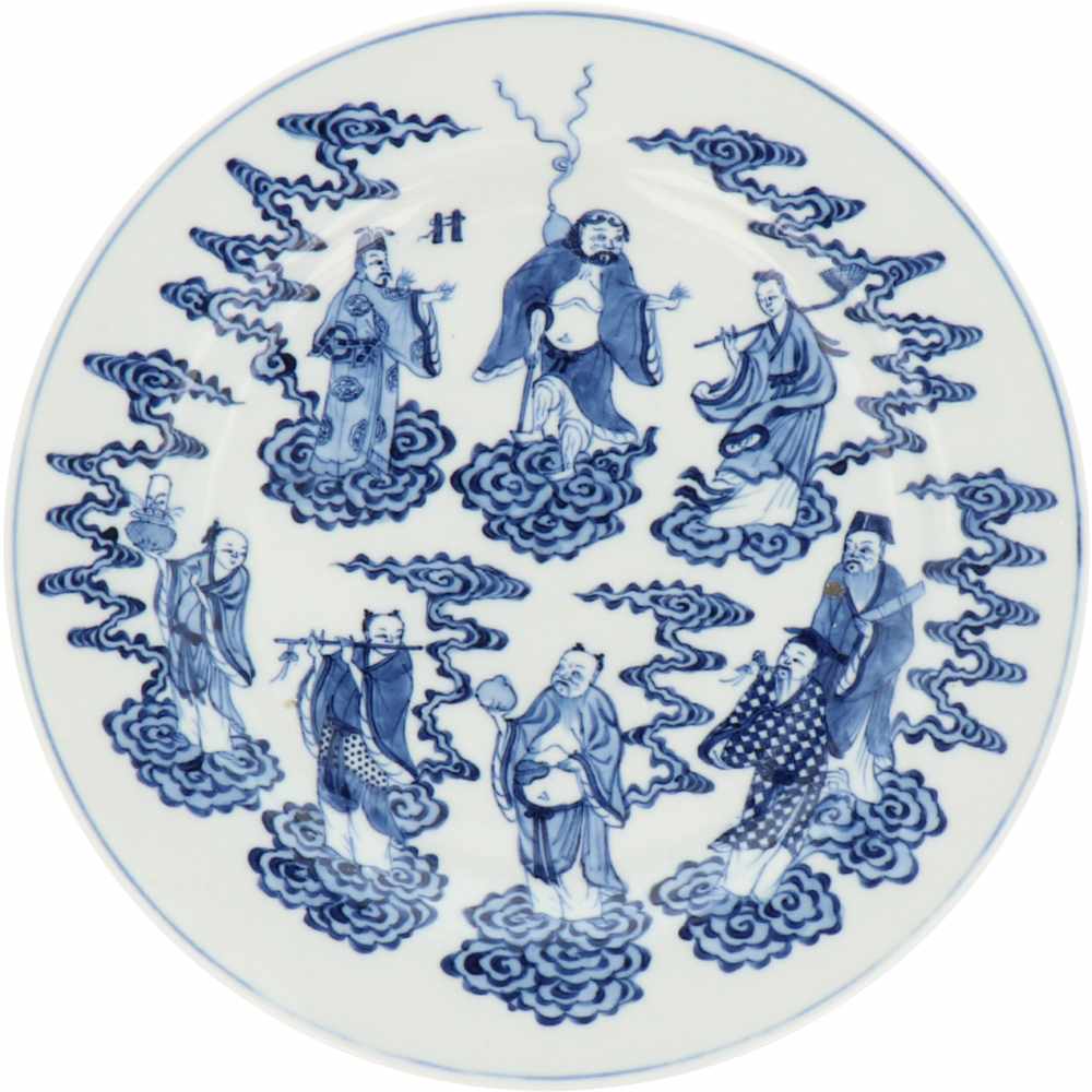 Een set van zes porseleinen borden gedecoreerd met onsterfelijkheden, gemerkt in periode. China, - Image 3 of 9