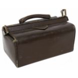 Een lederen dokterstas.A leather doctor's bag.