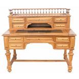 Een grenen bureau. 1e helft 20e eeuw.Afm. 115 x 70 x 130 cm.A pine desk, first half of the 20th