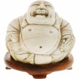 Een ivoren Boeddha. China, 2e helft 19e eeuw.Afm. 6,5 x 5 cm.An ivory Buddha. China, second half