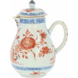 Een porseleinen chocolade kannetje met Imari decor. China 18 eeuw.Randschade. Afm. 13 x 10 cm.A