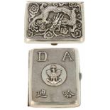 Sigaretten etui zilver.Met in relief gedecoreerde chinese draak en anderzijds een adelaar met