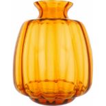 Een okergele glazen vaas, gesigneerd Copier. Leerdam, 1e heflt 20e eeuw.Afm. 38 x 26 cm.An ocher-