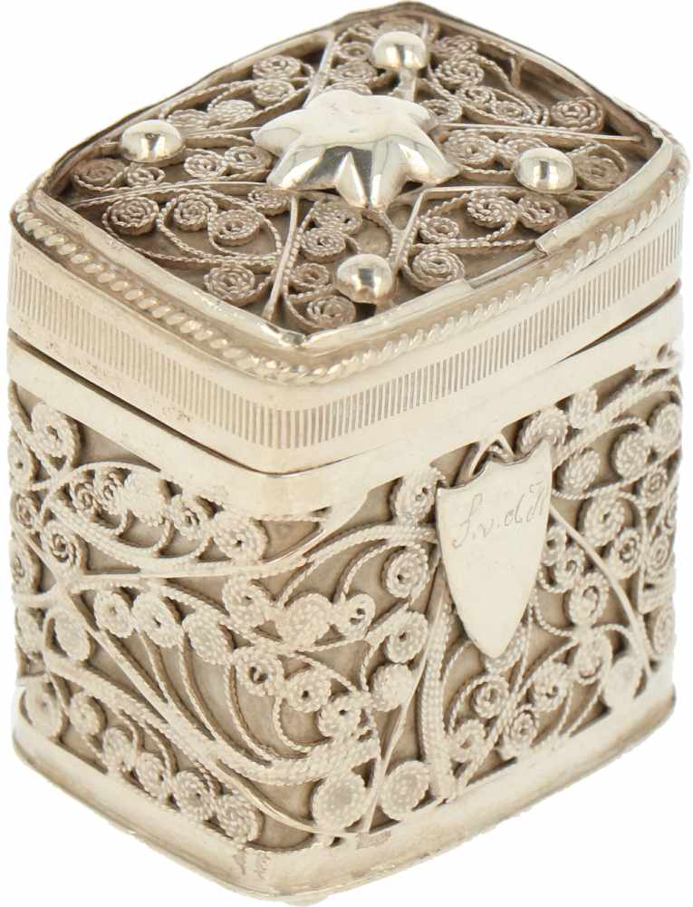 Loderein doosje zilver.filigrain versierd met bolpootjes en voorzien van schild. Nederland, 1875,