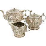 (3) delig theeservies zilver.Met fraaie gegoten rocaille decoraties evenals hollands taferelen.