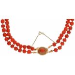 Tweerijig collier met geelgouden sluiting, bloedkoraal - 14 kt.Op rood draad geregen, met