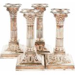 (4) delig set kandelaars zilver.Gevuld uitgevoerd als balustervormig kolom model. Engeland,