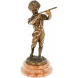 Een bronzen sculptuur van een dwarsfluit spelende jongen op marmeren sokkel. Eind 20e eeuw.Afm. 27 x