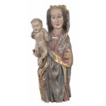 Spaanse school, 18e/19e eeuw.Gepolychromeerd en verguld houten Madonna met Kind. Afm. H 54 cm.