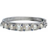 Slavenarmband witgoud, ca. 0.20 ct. diamant, saffier en cultivé parel - 18 kt.Met