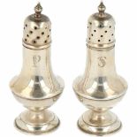 (2) delige set Zout & Peper strooiers zilver.Baluster vormig model op voet. Engeland, Chester,