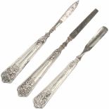 (3) manicure set delen zilver.Met bloemdecoraties versierde gevulde handvatten. Duitsland, 19e eeuw,