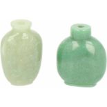 Een lot van twee stenen snufbottles. China, eind 20e eeuw.Stopjes ontbreken. Afm. 5 x 5,5 cm.A lot