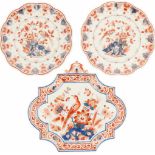 Een set van drie porseleinen wandborden met Imari decor, gemerkt Porceleyne fles. Delft, 19e eeuw.