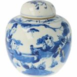 Een Chinese gemberpot met afgebeeld spelende zotjes en lange lijs. China, 18e / 19e eeuw.Deksel