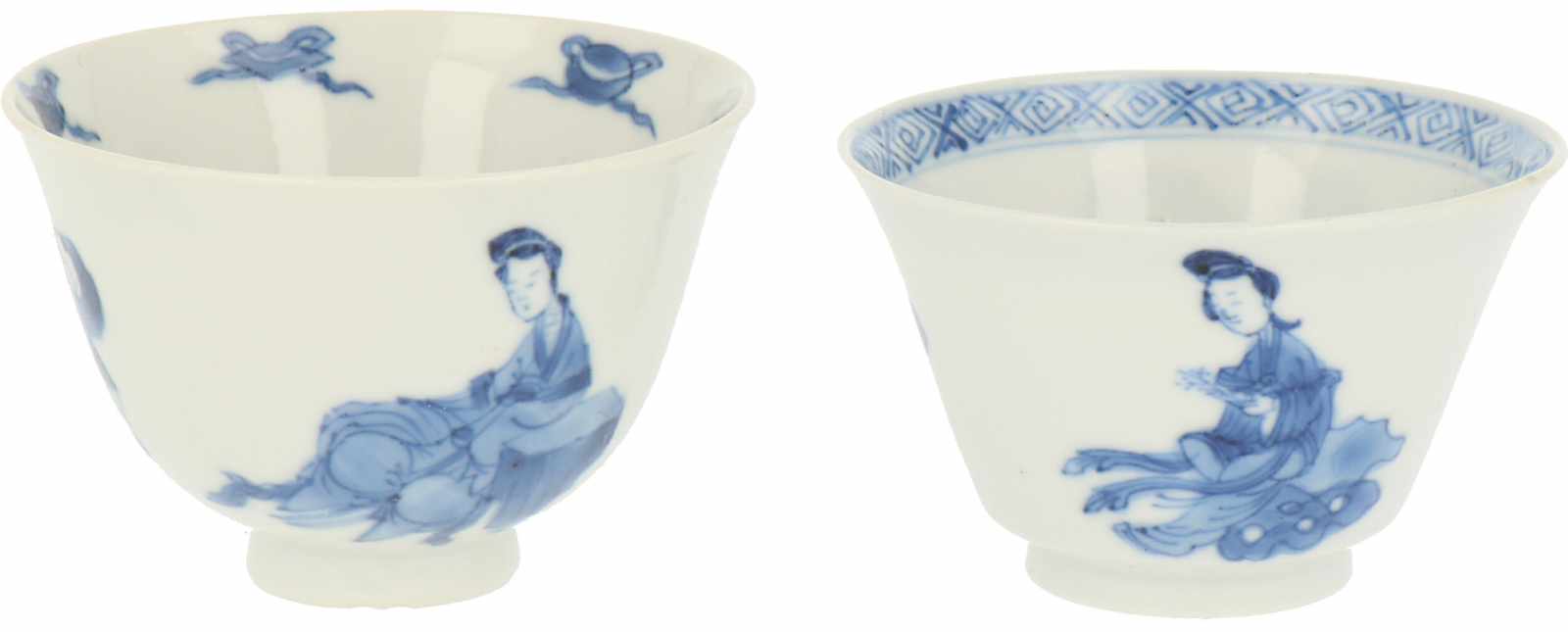 Een lot van twee porseleinen cups met decor van Lingzhi's en Zotjes. China, Kangxi.Haarlijn. Afm.