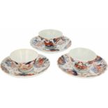 Een lot van 3 porseleinen kop en schotels met Imari decor. China, 18e eeuw.Haarlijnen. Ø