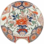 Een porseleinen scheerbekken met Imari decor. Japan, 19e eeuw.Ø 27 cm.A porcelain shaving basin with