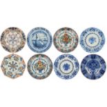Een lot van acht aardewerk borden. Makkum en Delft, 19e/20e eeuw.A lot with eight earthenware