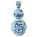 Een aardewerk kalebasvaas met Chinees decor. Delft, 18e eeuw.Randschade steekgat. Afm. 42,5 x 16