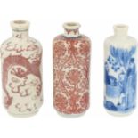 Een lot van drie porseleinen snuff bottles w.o. twee met 'iron red' decor. China, 19e eeuw.Afm. H: 8