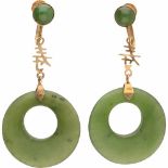 Oorbellen rosegoud, jade - 14 kt.LxB: 4,7 x 2,3 cm. Gewicht: 6,85 gram.Rose gold earrings, jade - 14