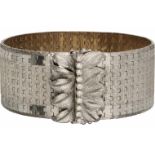 Brede vintage armband witgoud, ca. 0.30 ct. diamant op de sluiting - 18 kt.Binnenzijde geelgoud,