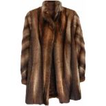 Een mantel van wasberenbont.A raccoon fur coat.