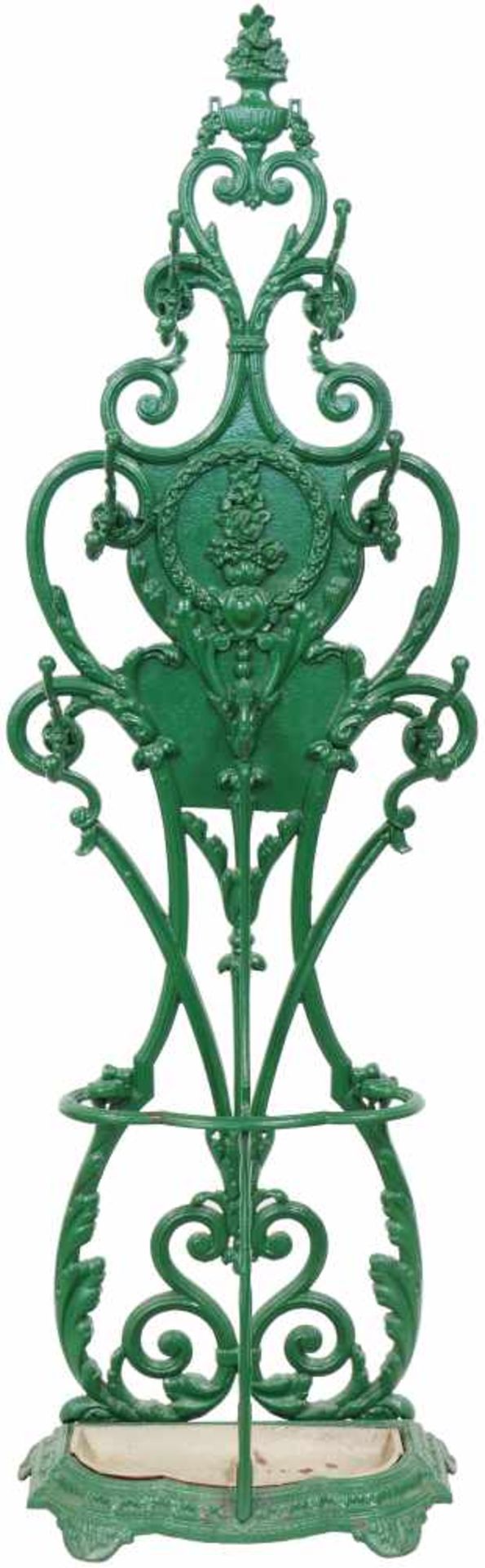 Een groengelakte gietijzeren portmanteau. Eind 19e eeuw.Breuken. Afm. H: 180 cm.A green laque cast