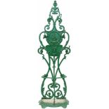 Een groengelakte gietijzeren portmanteau. Eind 19e eeuw.Breuken. Afm. H: 180 cm.A green laque cast