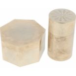 (2) Kaptafel doosjes zilver.Heptagonaal en cilinder gevormde glad afgewerkte doosjes waarvan de