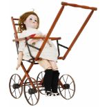 Een poppenwagen met pop. Circa 1900.Schoenau & Hoffmeister. Schade aan beide armen.A doll pram