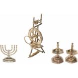 (4) delig lot miniaturen zilver.W.o. spinnewiel, kandelaren en joodse kandelaar. 20e eeuw,