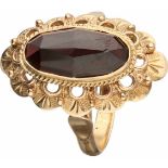 Vintage ring geelgoud, granaat - 14 kt.Granaat ca. 13 x 7 mm. Ringmaat: 17 mm. Gewicht: 4,9 gram.