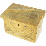 Alfred Louis Daguet (1875 -1942). Een houten doosje met gedreven koperbeslag waarop