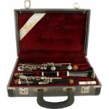 Een Prufer klarinet met zilveren beslag.Met bijbehorende koffer. A Prufer clarinet with silver