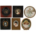 Een zestal miniatuurportretjes, 19e & 20e eeuw.Waarvan één op porselein. Diverse afmetingen en