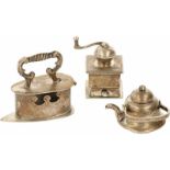 (3) delig lot miniaturen zilver.W.o. heet waterkan, strijkbout en koffiemolen. Nederland, 1952/1977,
