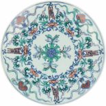 Een porseleinen doucai bord, gemerkt Chenghua. China, 19/20e eeuw.Ø 24 cm.A porcelain Doucai