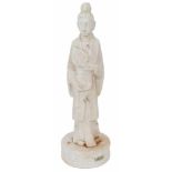 Een albasten beeld in de vorm van een Chinese dame.Afm. 40 x 12 cm.An alabaster statue in the