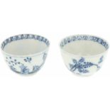 Een set van twee porseleinen cups met blauw bloemen decor, gemerkt Meissen. Duitsland, 20e eeuw.Afm.