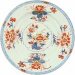 Een porseleinen bord met Imari decor. China, 18e eeuw.Minimale randschade. Ø 28 cm.A porcelain plate