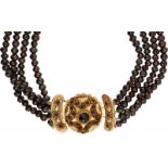 Antiek collier met rosegouden stersluiting, granaat - 14 kt.Walcheren. L: 42 cm. Gewicht: 137,8